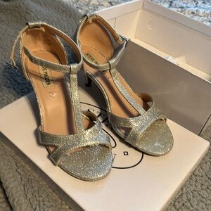 Size 4 sparkly and cute kitten heel for young girls